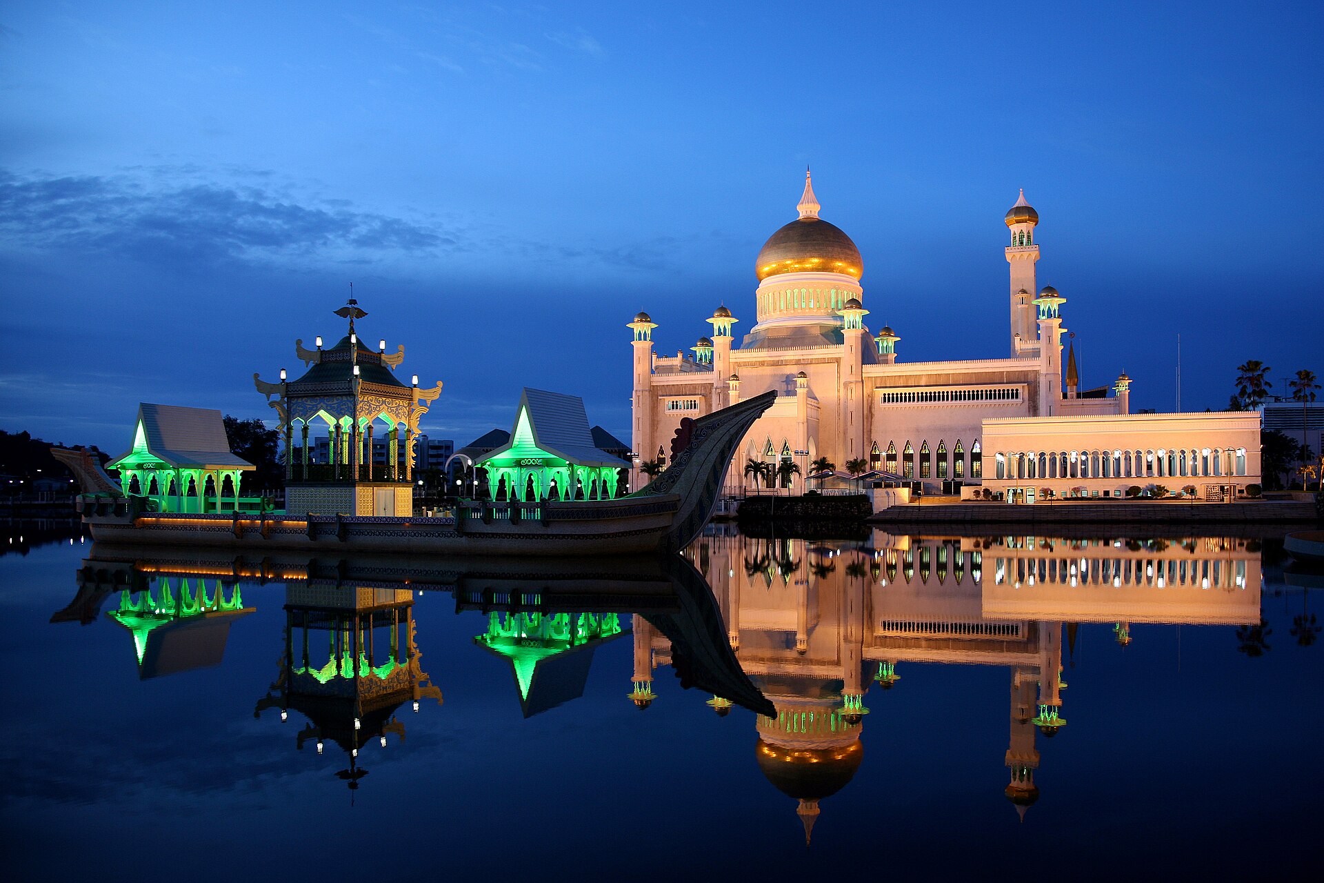 The stunning Omar Ali Saifuddien Mosque, a symbol of Brunei's rich heritage.