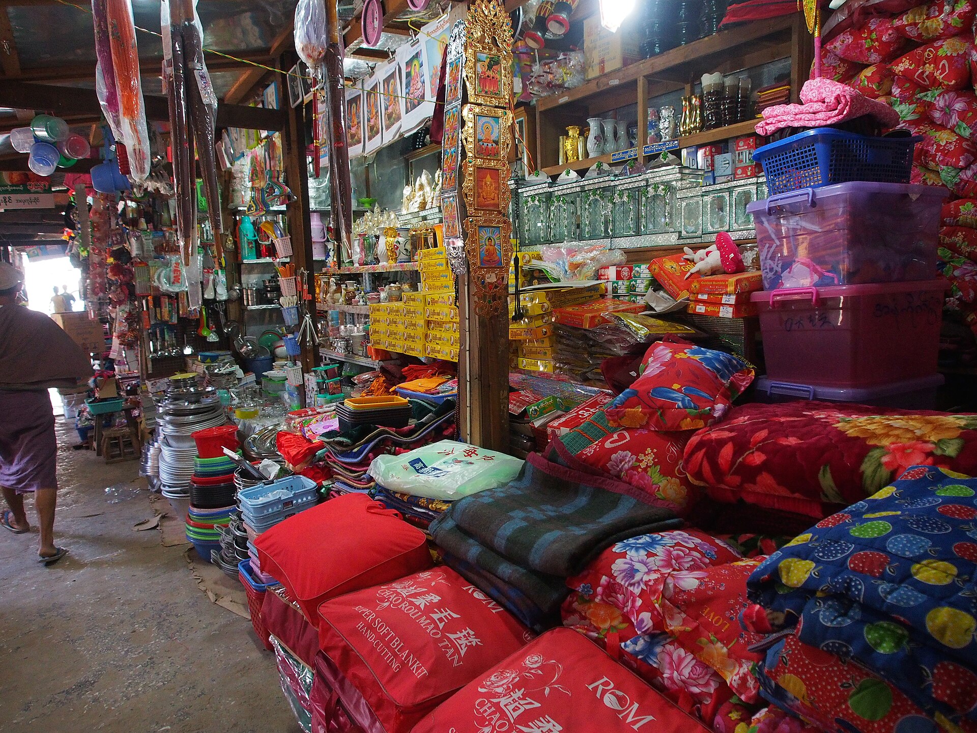 The bustling Central Market in Hsipaw, alive with local trade and vibrant colors.